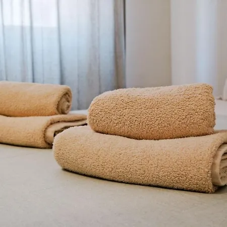 Lovely Fully Equipped Near Subway N13 아파트