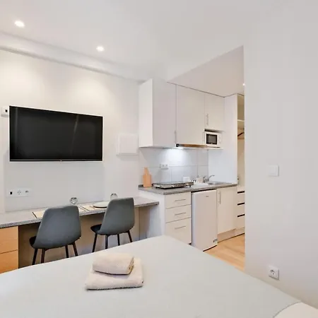 아파트 Lovely Fully Equipped Near Subway N13 *