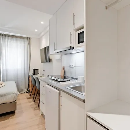 Lovely Fully Equipped Near Subway N13 아파트 리스본