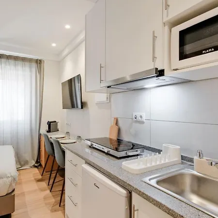 Lovely Fully Equipped Near Subway N13 아파트