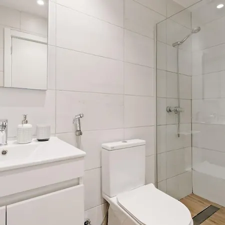 Lovely Fully Equipped Near Subway N13 Lägenhet *